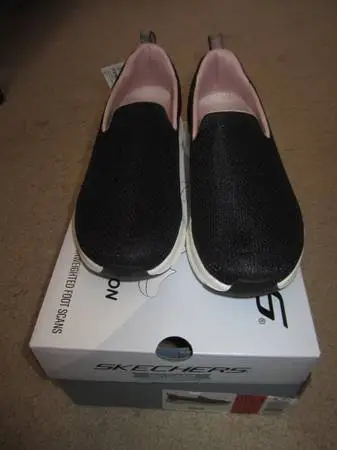 New in Box Skechers Arch Comfort Sneakers Womens 6.5