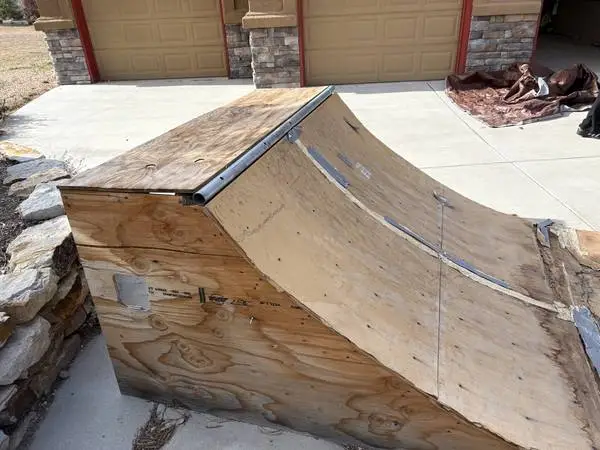 Skateboard ramp - quarter pipe