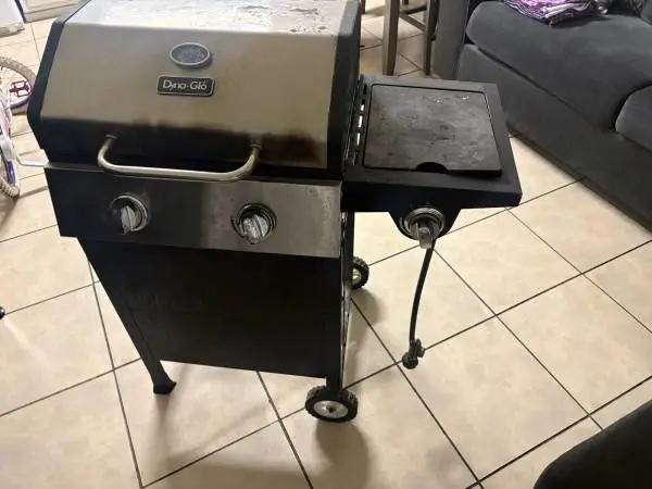 gas Grill for sale its been used but cant have it here in my apartment .. you ca