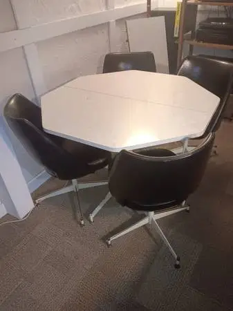 Mid Century Modern (MCM) Table and (4) Chairs Vintage Mid Century