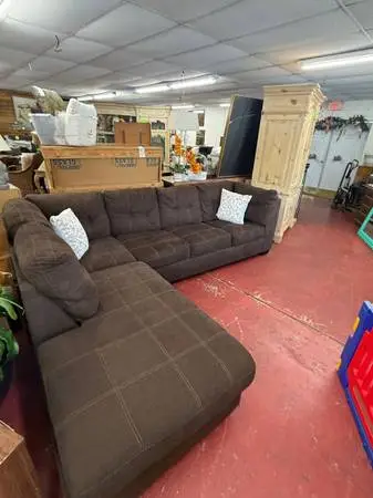 Comfortable Brown Sectional with Built-In Pull-Out Bed