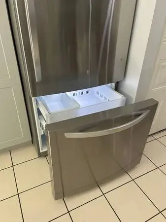 LG 25.2-cu ft Standard-Depth 33-in Wide Bottom-Freezer Refrigerator