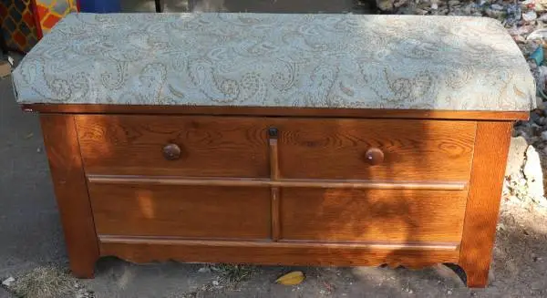 Lane Cedar Chest Bench (no key) 23 x 44 x 16 in CHICO