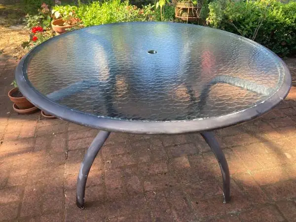 50 powder coated aluminum & obscure tempered safety glass patio table