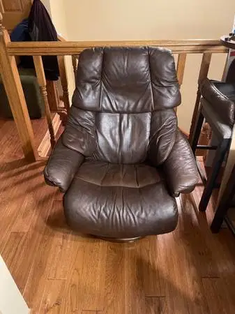 EKORNES BROWN LEATHER RENO RECLINER with OTTOMAN