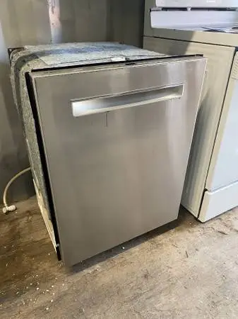 SS Bosch Dishwasher 16 Place Setting Model #SHP65T55UC Used