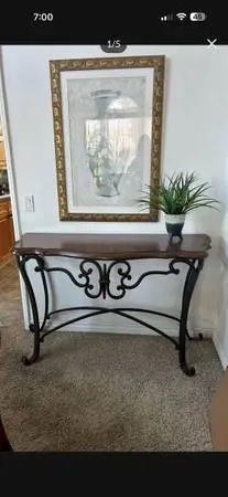Wood entry table, solid metal