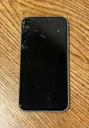 iPhone 11 (128GB) | Cracked Screen / For Parts