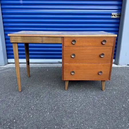 Mid-Century Modern Single-Pedestal Desk – Vintage 1960s Writing Office Desk