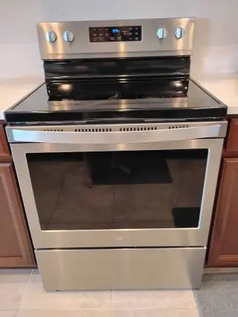 CLEAN WHIRLPOOL CONVECTION ELECTRIC RANGE WITH POWER CORD