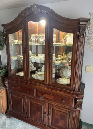 Broyhill Two Piece China Cabinet/Hutch