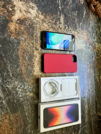 IPHONE SE3 64 GB PEFECT UNLOCKED USED 1 YR