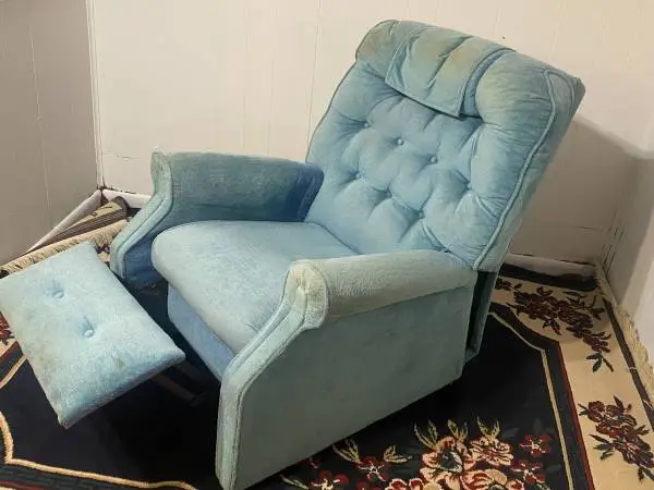 Vintage Light Blue Tufted Recliner Armchair – Super Comfortable!