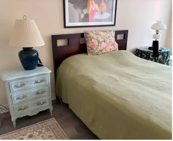 BED - Adjustable queen-sized bed with hand-held remote