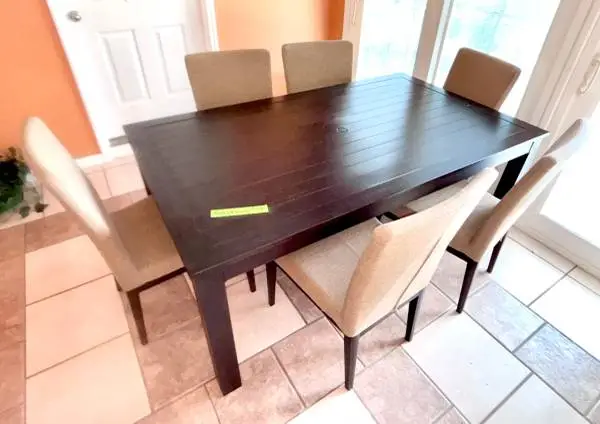 Metal table and 6 chairs. Indoor/outdoor. New condition.
