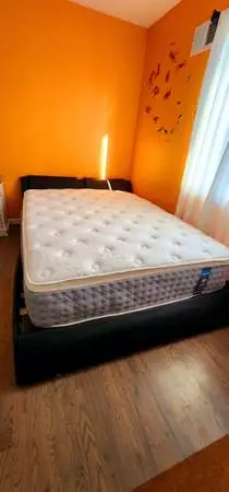 QUEEN LEATHER BED CONTEMPORARY LIKE NEW