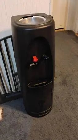 Hot &Cold water dispenser only Hot water works