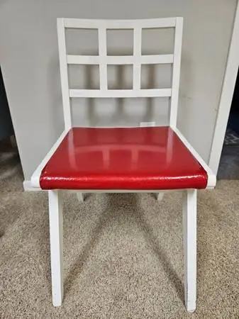 WHITE WOOD CHAIR