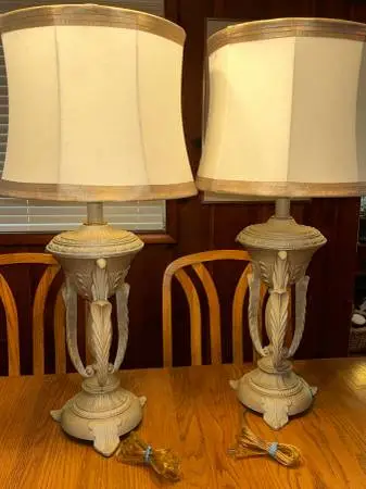 Table Lamps - Vintage Neoclassical / Hollywood Regency Cast Metal