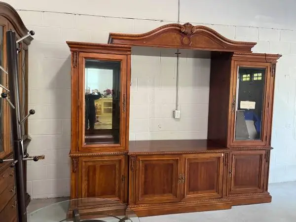 BEAUTIFUL WALL UNIT WITH UNDERNEATH STOREAGE