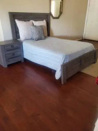 Like new modern Queen size bedroom set