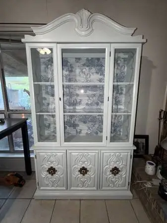 Vintage French Provincial style / Shabby-Chic hand painted white hutch