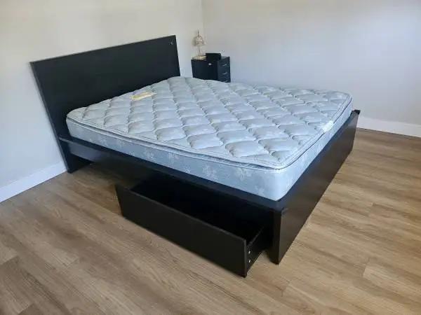 (((( QUEEN SIZE BED ))))