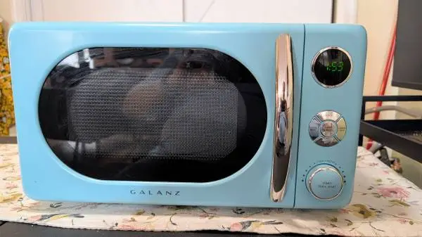 Galanz 0.7 Cu Ft Retro Microwave Oven