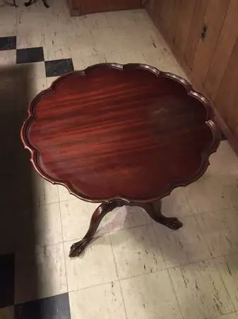 ANTIQUE PIE CRUST TABLE w CLAW Feet