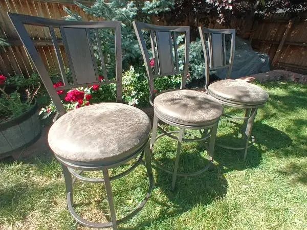 Set of 3 Rotating Swiveling Bar Stools 39 tall 20 from seat to flo