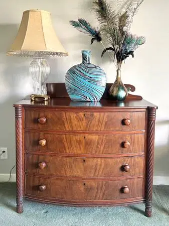 Beautiful VNTG Mahogany wood dresser w/4 bowfront drawers + carved twist columns