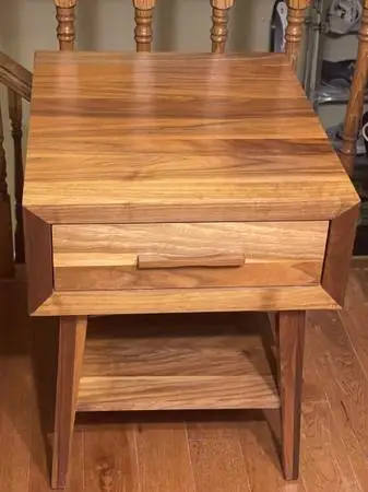 Beautiful Walnut MODERN Table   ( excellent condition.)