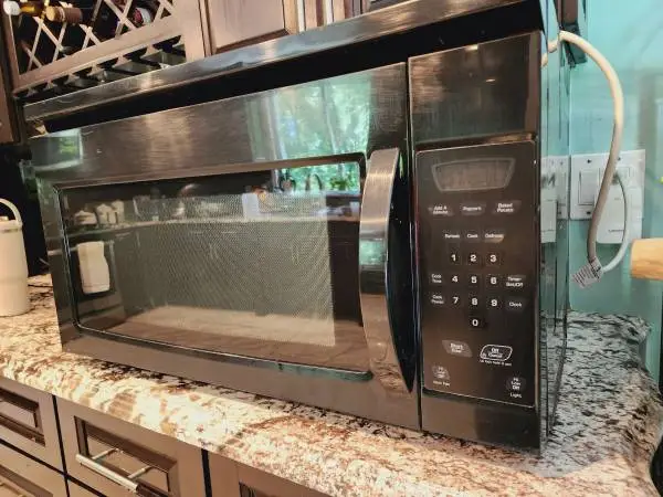 WHIRLPOOL OVER THE RANGE MICROWAVE AND EXTRACTOR