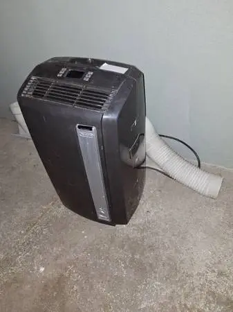DeLONGHI PORTABLE AIR CONDITIONER W/ AIR VENT - WORKS GREAT!!