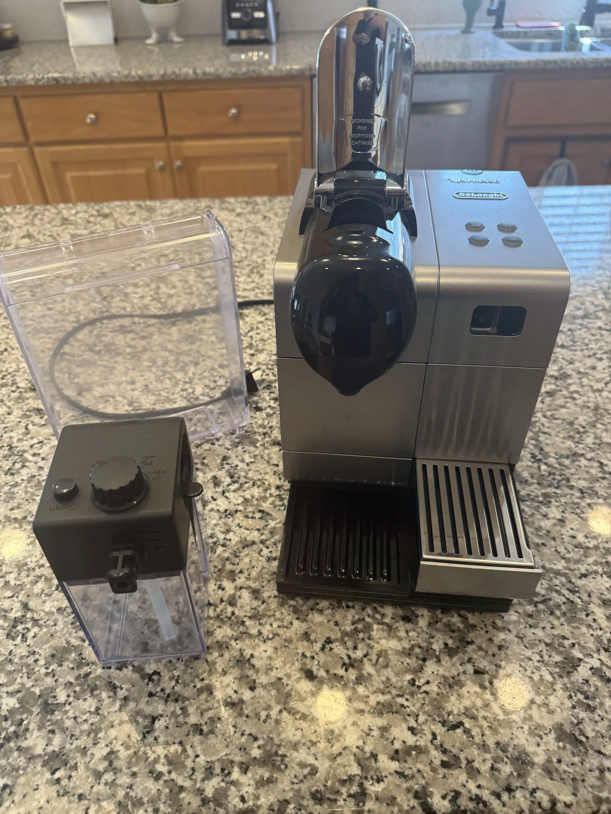 De'Longhi Nespresso Lattissima Plus Coffee Machine