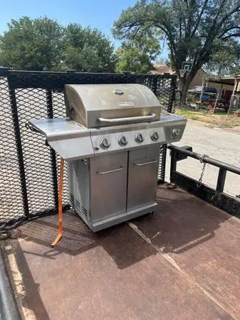Gas grill $100