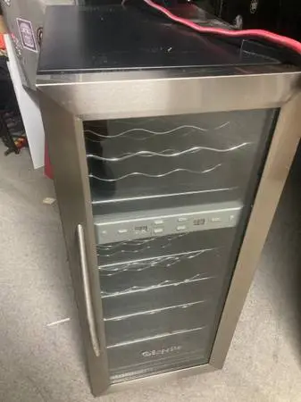 Wine/beverage cooler,21+ capacity,temp con,lk new,,under con.