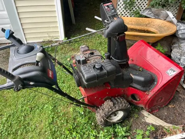 SNOW BLOWER (Toro) 24 gas powered (needs minor work)