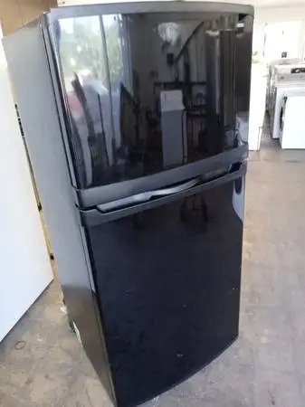 ★Kenmore black top freezer refrigerator