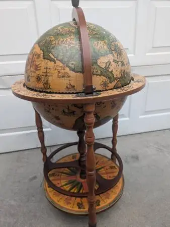 ANTIQUE GLOBE BAR.  VINTAGE.