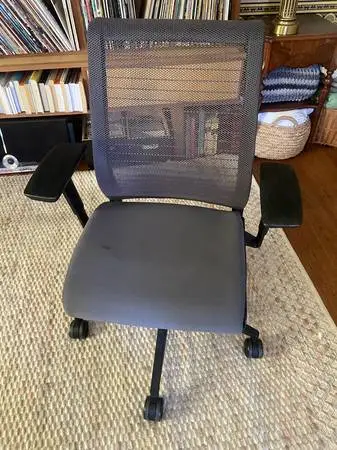 Ergonomic office desk chair - Steelcase Think V1, Mesh back