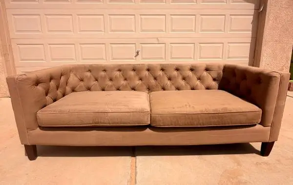 Free Delivery!! Recently Cleaned Luxury Chesterfield style Couch/ Sofa