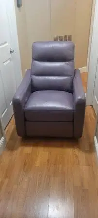 2 Leather electric reclining chairs