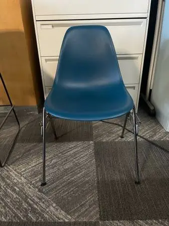 Herman Miller Eames Molded Plastic Side Chair – Blue