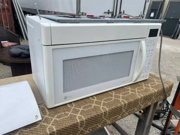 White GE Microwave Oven 1.8 Cu Ft Model #JVM1860WD001 Used