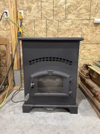 Vogelzang VG130 Pellet Stove + Exhaust Pipe & 7 Bags