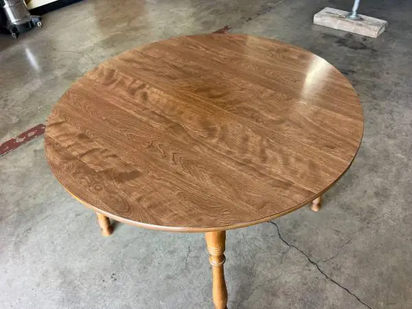 Nice Dining room table w/4chairs