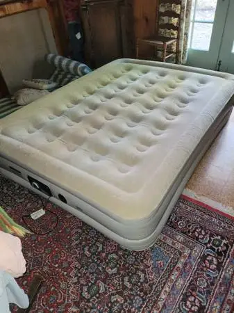 SERTA  Queen Size Air mattress, 18 H  used 2x  built in 120V pump