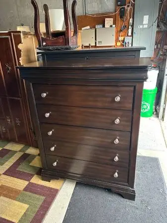 Chest of drawers