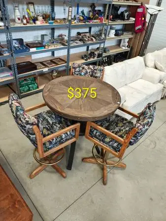 Bar Style Round Table With 3 Barstools